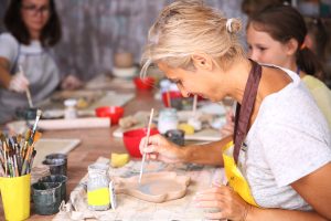 femme décorant une pièce en céramique